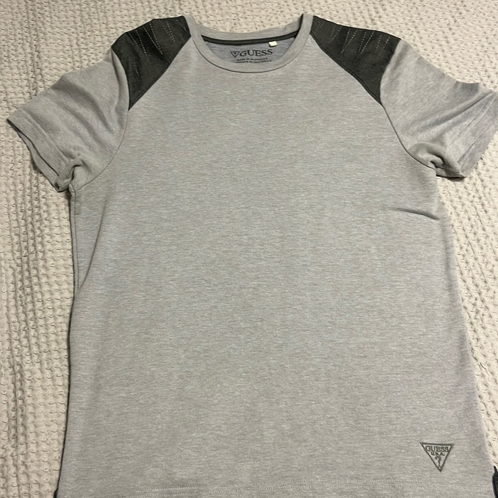 Men’s medium Guess t-shirt